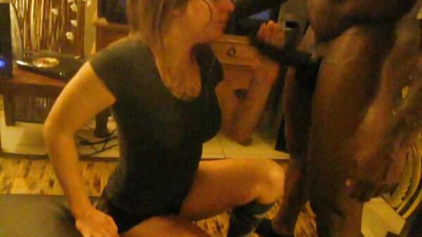 Die sexy Blondine Keira Kelly spielt in einer Soloszene mit ihrer süßen hintergrundbilder kostenlose Muschi