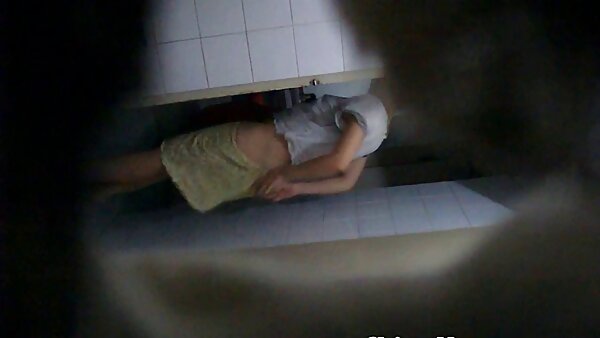 Göttliches blondes Luder www.porno.com hämmert in der Dusche mit den Fingern auf ihre Möse