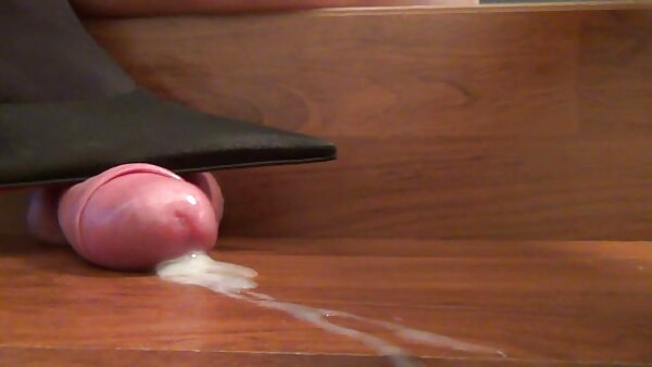 Die langbeinige Webcam-Blondine genießt es, ihre nasse, pornstar saftige Muschi zu fingern