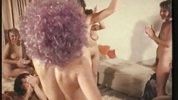 Das lockige, zierliche Küken Melody Petite i porno tv nimmt einen Schwanz in ihre enge Muschi